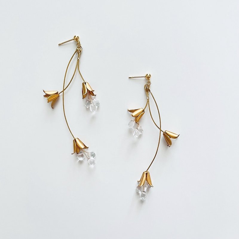 小花とクリスタルガラス ロングピアス(イヤリング) - 耳环/耳夹 - 铜/黄铜 金色