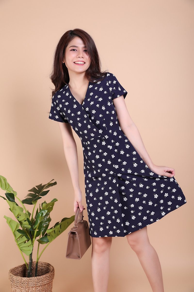 Cute Floral Dress with front button - white floral on navy - 洋装/连衣裙 - 聚酯纤维 绿色