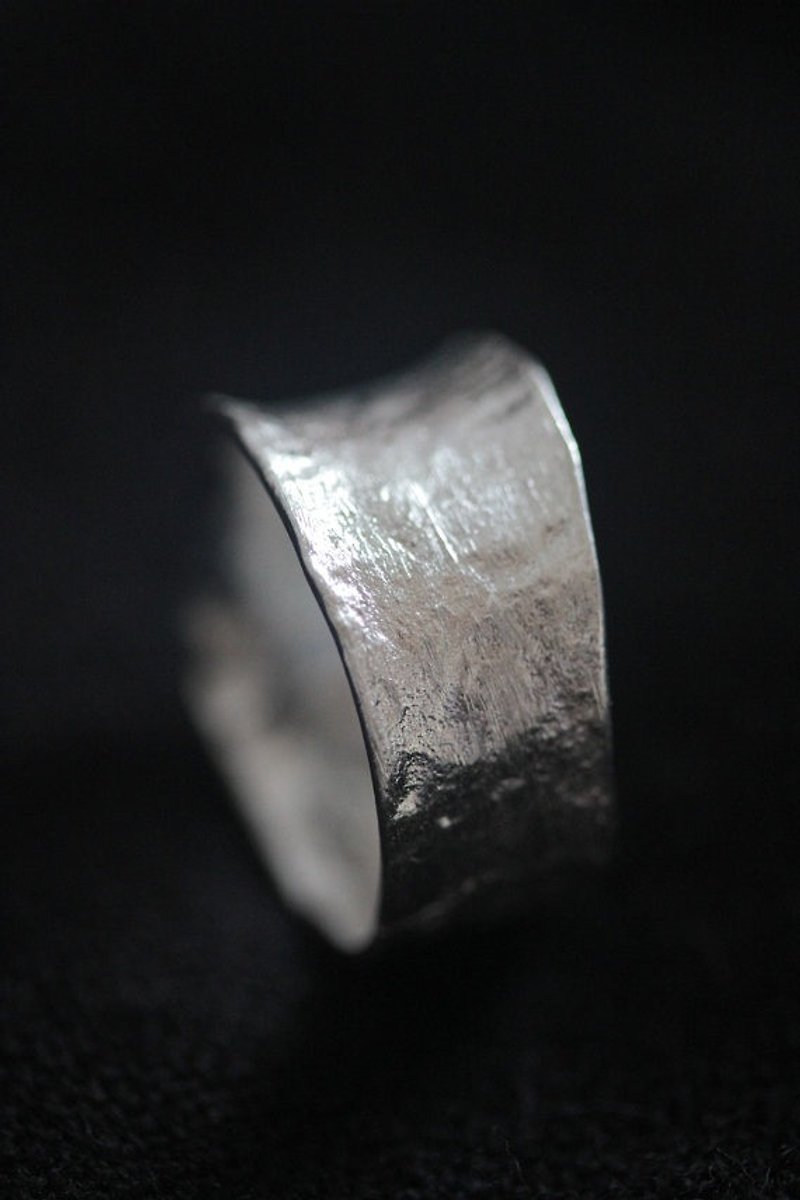 Handmade Hammered Texture anticlastic Thai Sterling Silver Ring size 6 (R0001) - 戒指 - 其他金属 