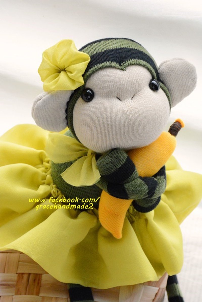 自然风手作袜子娃娃~绿装小猴妹(附一支香蕉配饰) (买家Nina Yang专属卖场) - 玩偶/公仔 - 棉．麻 绿色