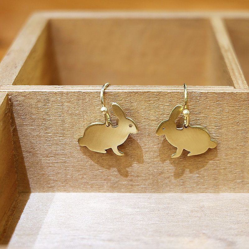 Cutie rabbit brass earrings (Handmade) - 耳环/耳夹 - 铜/黄铜 金色
