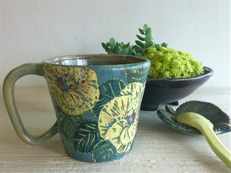 黄槿化妆土刻画咖啡杯(售完再制款)_陶器马克杯 - 咖啡杯/马克杯 - 陶 绿色