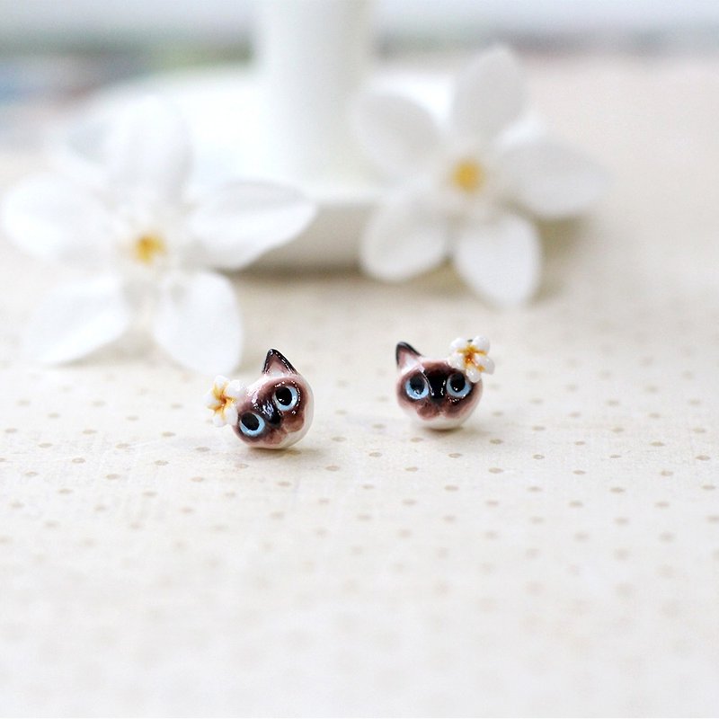 Siamese cat with Plumeria flower earrings, Cat stud earrings, cat lover gifts - 耳环/耳夹 - 粘土 咖啡色