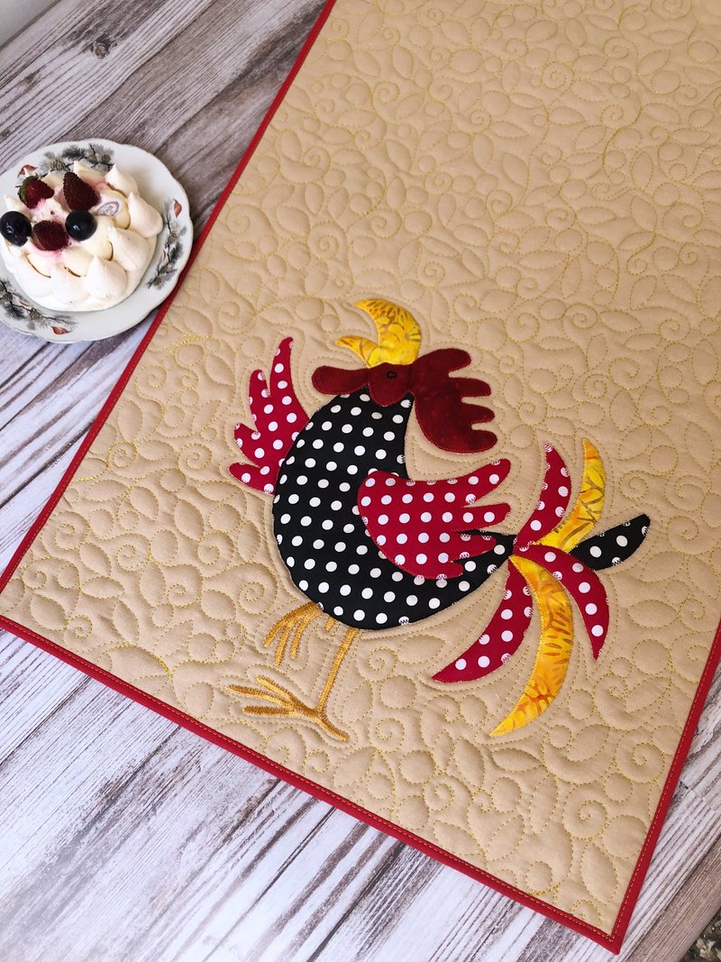 Easter cockerels quilted table runner, Roosters bed topper, Holiday tablecloth - 餐垫/桌巾 - 棉．麻 多色