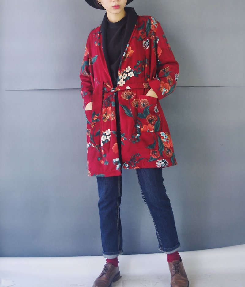 设计手作-日式花卉霸气红丝瓜领浴袍罩衫外套 - 女装休闲/机能外套 - 聚酯纤维 红色