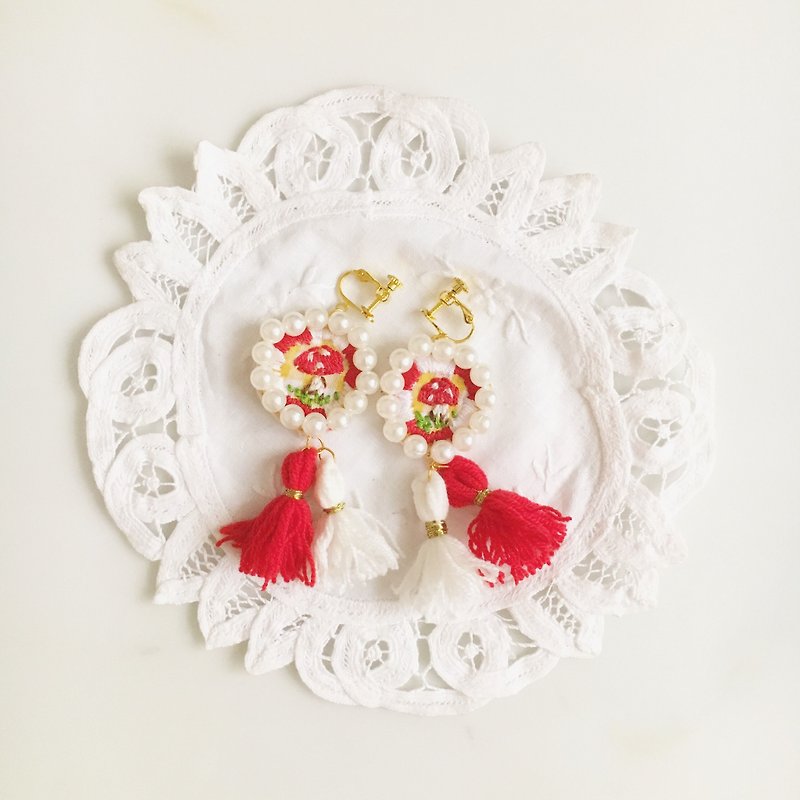 聖誕節交換禮物 蘑菇系列 红白刺绣蘑菇耳环 - 耳环/耳夹 - 棉．麻 红色