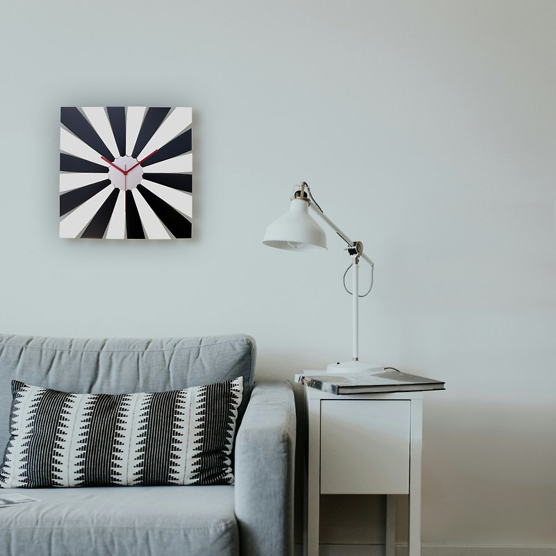 TimeBlend 黑白 - 具有交替彩色部分的放射状图案的矩形时钟 - 时钟/闹钟 - 木头 黑色