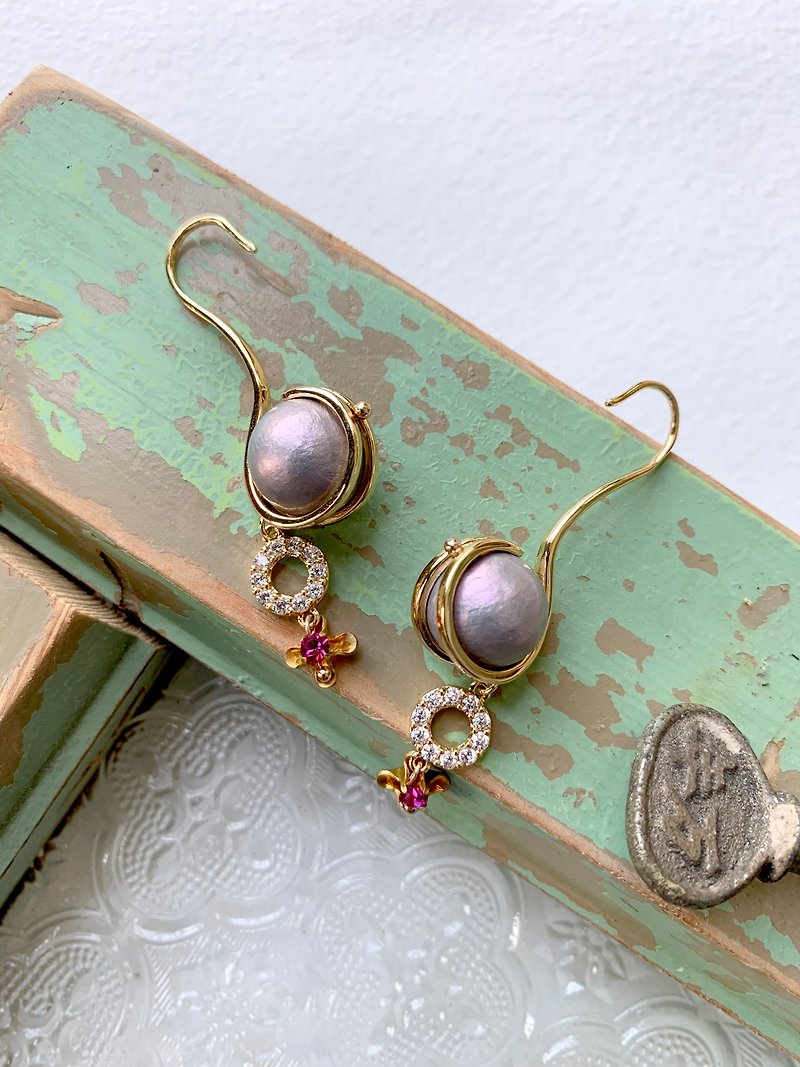 Newtro新复古日本棉花珍珠缀小黄铜花耳环 - 耳环/耳夹 - 其他材质 多色