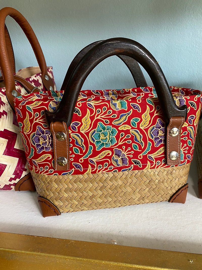 与泰式织物图案混合的编织工作，独特而现代，可随时发货。 - 手提包/手提袋 - 植物．花 卡其色