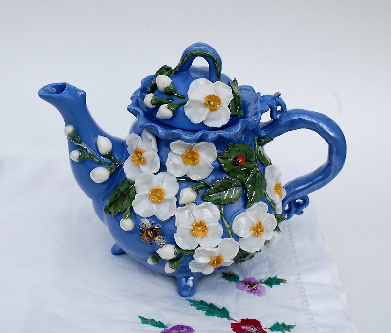 Blue and white porcelain Teapot Jasmine flowers Handmade Teapot with decor Bee - 茶具/茶杯 - 瓷 多色