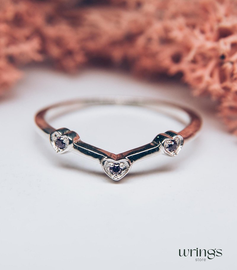 细银弧形结婚戒指，心形镶嵌 3 颗紫水晶，简约风格 - 戒指 - 纯银 紫色