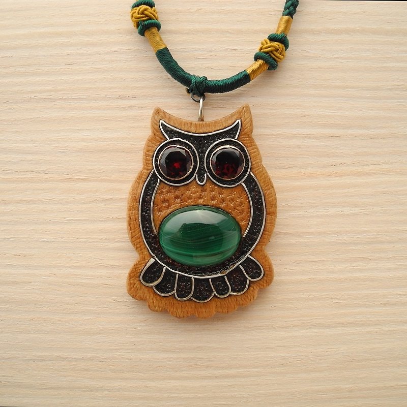 Wooden inlaid owl pendant with malachite and garnet - 项链 - 木头 橘色