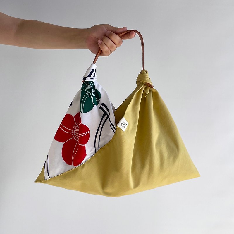 【1点もの】２色づかいのあずま袋 かがり縫い -浴衣地 白地に赤と緑の椿模様 & 新毛斯 辛子色 - 手提包/手提袋 - 棉．麻 黄色