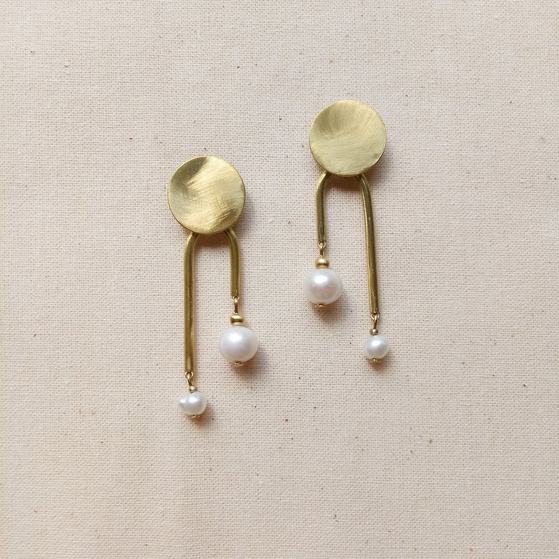 平衡的圆 黄铜珍珠环 925银针 - 耳环/耳夹 - 铜/黄铜 金色