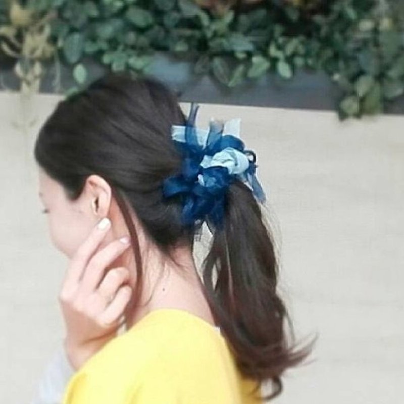 彩る咲き編みシュシュ～マリン　/ Flower ChouChou/ Scrunchie -Marine - 发饰 - 棉．麻 蓝色