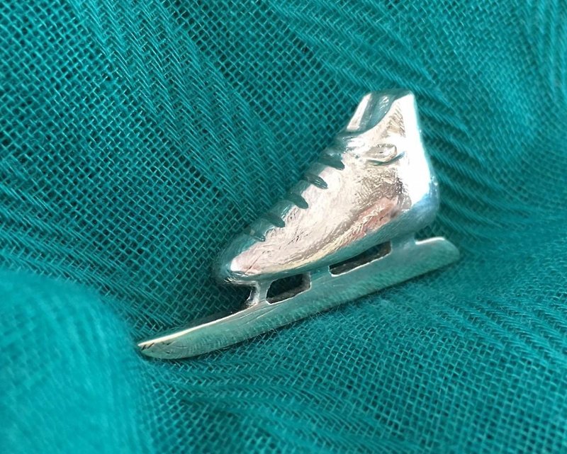 スピードスケート靴☆ＳＶピンバッジ - 胸针 - 其他金属 银色