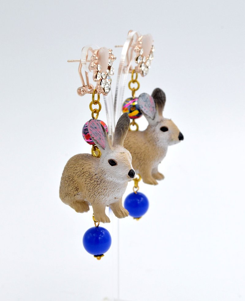TIMBEE LO 啡野兔皇室蓝珠子耳环 高贵可爱 - 耳环/耳夹 - 塑料 蓝色