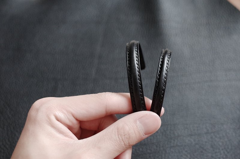 Leather Bangle - 皮革手环 - 手链/手环 - 真皮 黑色