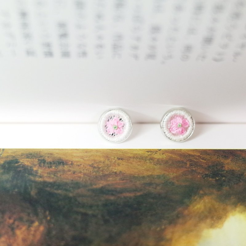 植物#48 粉红色小花 手刺绣贴耳耳环 耳针/耳夹 - 耳环/耳夹 - 绣线 粉红色