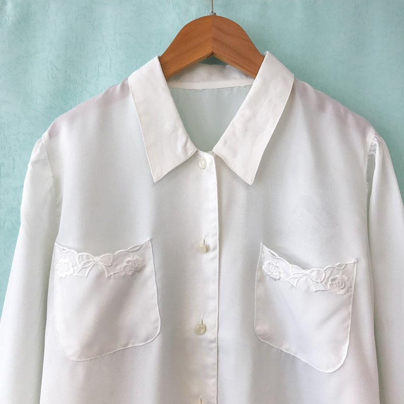 古着上衣 / 素白色刺绣通花双口袋长袖衬衫 - 女装衬衫 - 聚酯纤维 白色