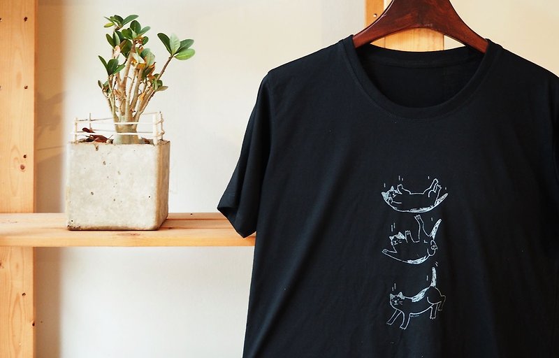 T shirt black color moving with cat cotton hand print with gray color - 中性连帽卫衣/T 恤 - 棉．麻 黑色