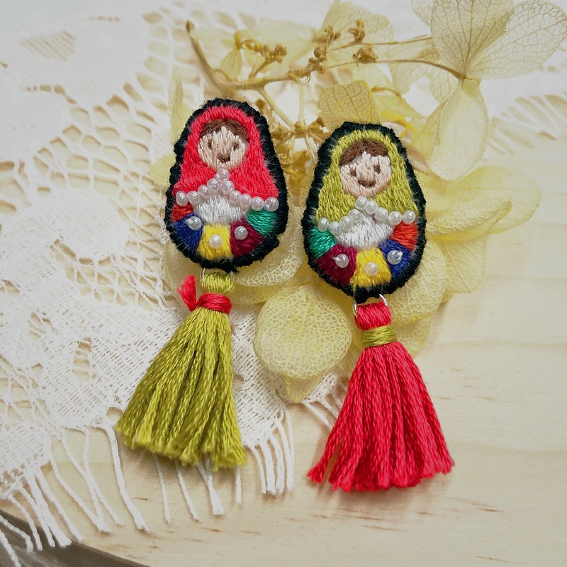 俄罗斯娃娃刺绣耳环(红+绿) - 耳环/耳夹 - 绣线 多色