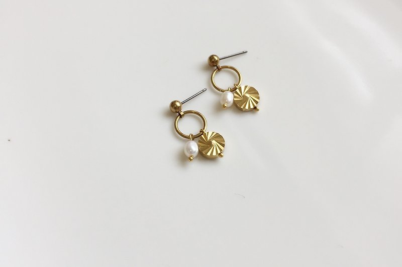 雨落 珍珠黄铜造型耳环 - 耳环/耳夹 - 宝石 金色