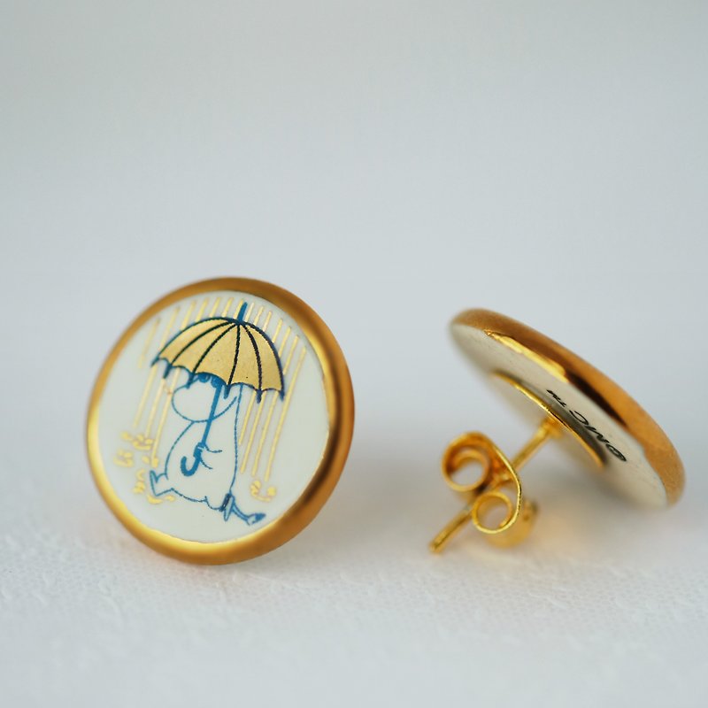 Ceramic earring - SNORKMAIDEN in raining day - 耳环/耳夹 - 陶 白色