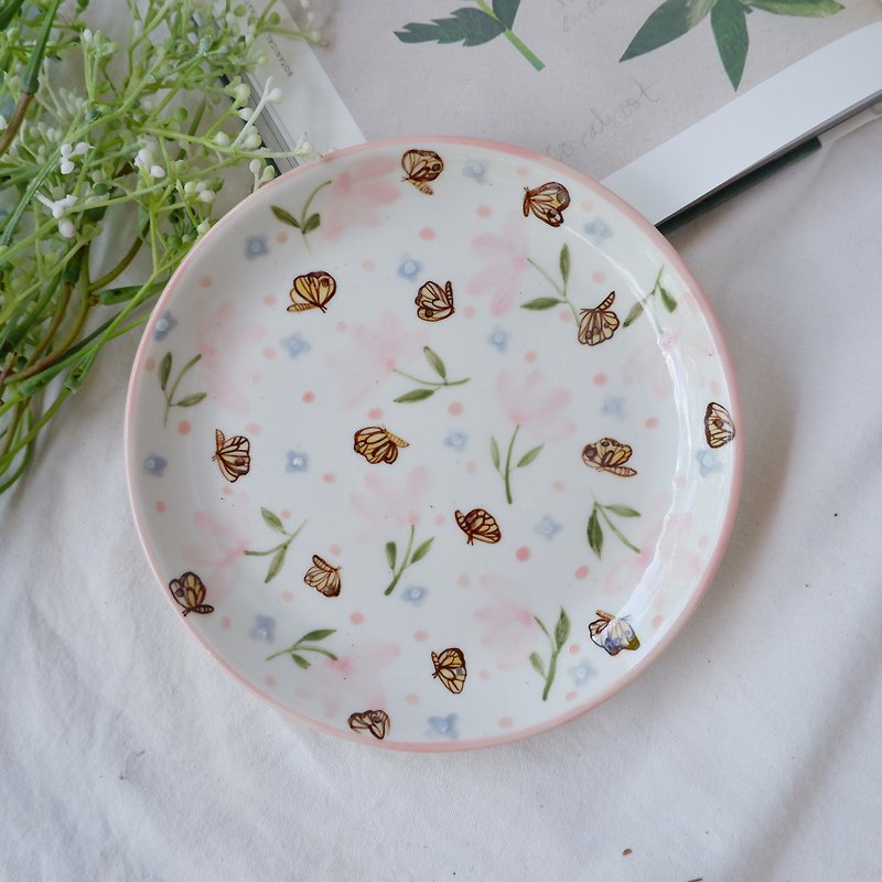 Dancing butterfly with pink flower | ceramic plate - 浅碟/小碟子 - 陶 粉红色