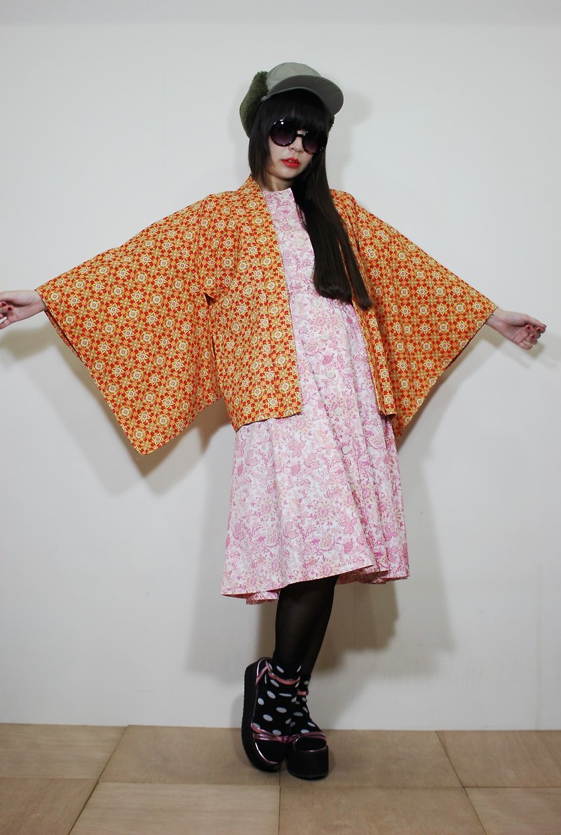 F2087[日本制和服](Vintage)橘色花纹排列日本和服羽织（はおり） - 女装休闲/机能外套 - 棉．麻 橘色