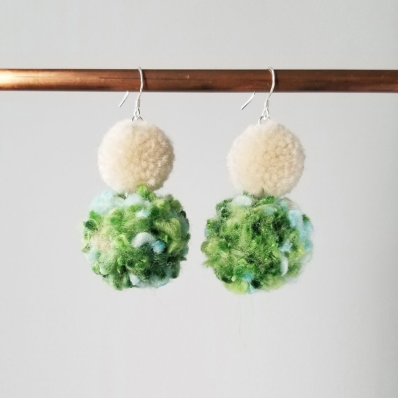 双毛绒球 (白/绿色) 耳环 - 耳环/耳夹 - 聚酯纤维 绿色