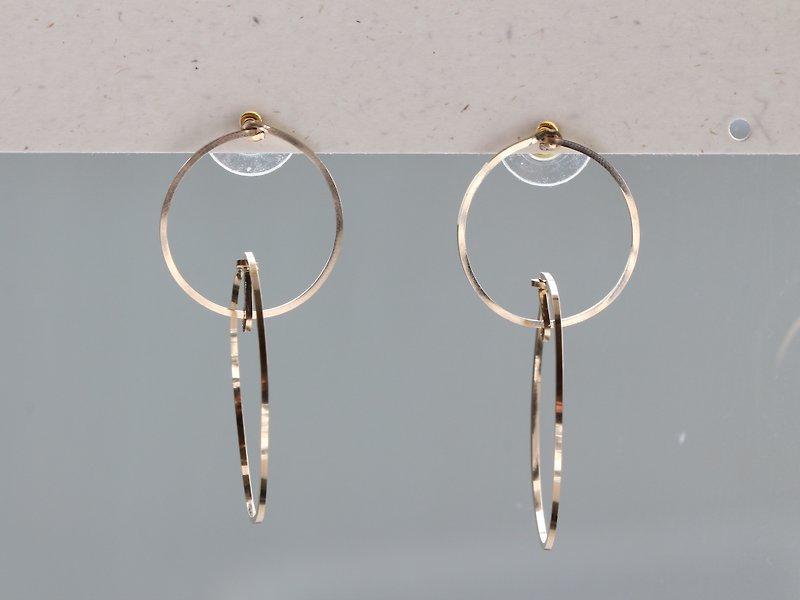 14kgf- Floating in the ring pierced earrings(可換耳夾式 can change to clip-on) - 耳环/耳夹 - 宝石 金色