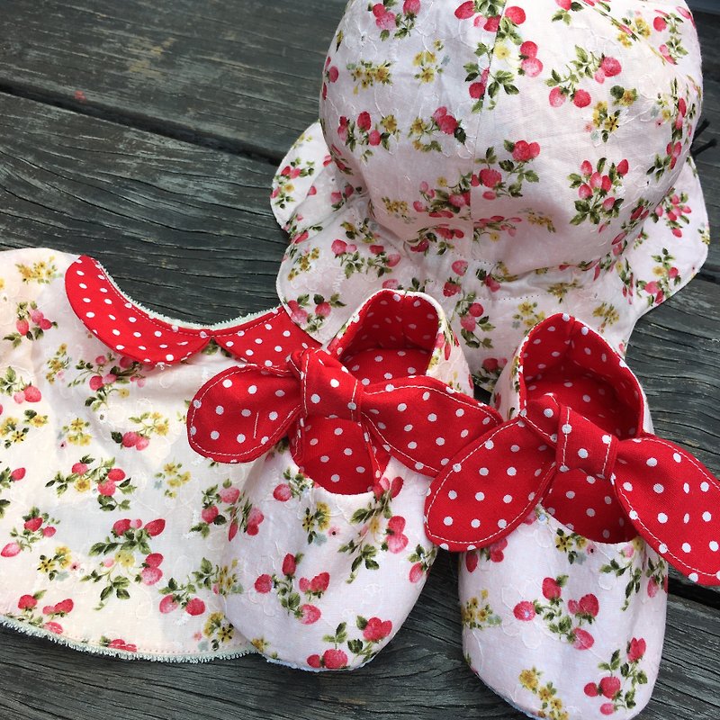 小草莓弥月礼物组-帽子+婴儿鞋+围兜 - 满月礼盒 - 棉．麻 红色