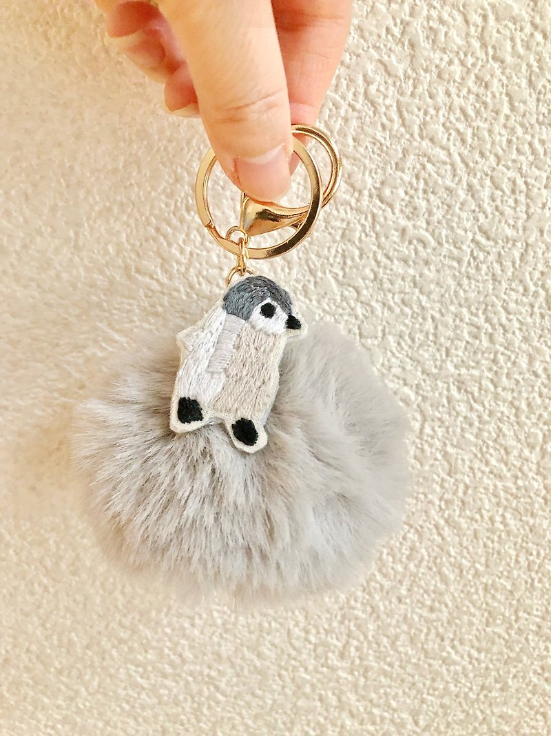 ファーポンポンバッグチャーム グレー  刺繍の赤ちゃんペンギン - 钥匙链/钥匙包 - 棉．麻 灰色