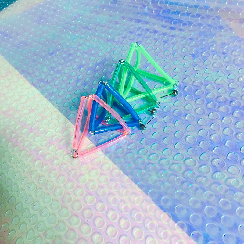 萤光立体三角耳环 - 耳环/耳夹 - 塑料 多色