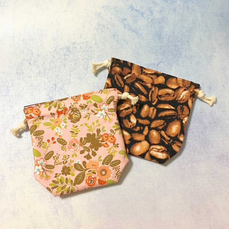 花草集x咖啡豆-双面收纳束口袋-小 - 化妆包/杂物包 - 棉．麻 粉红色