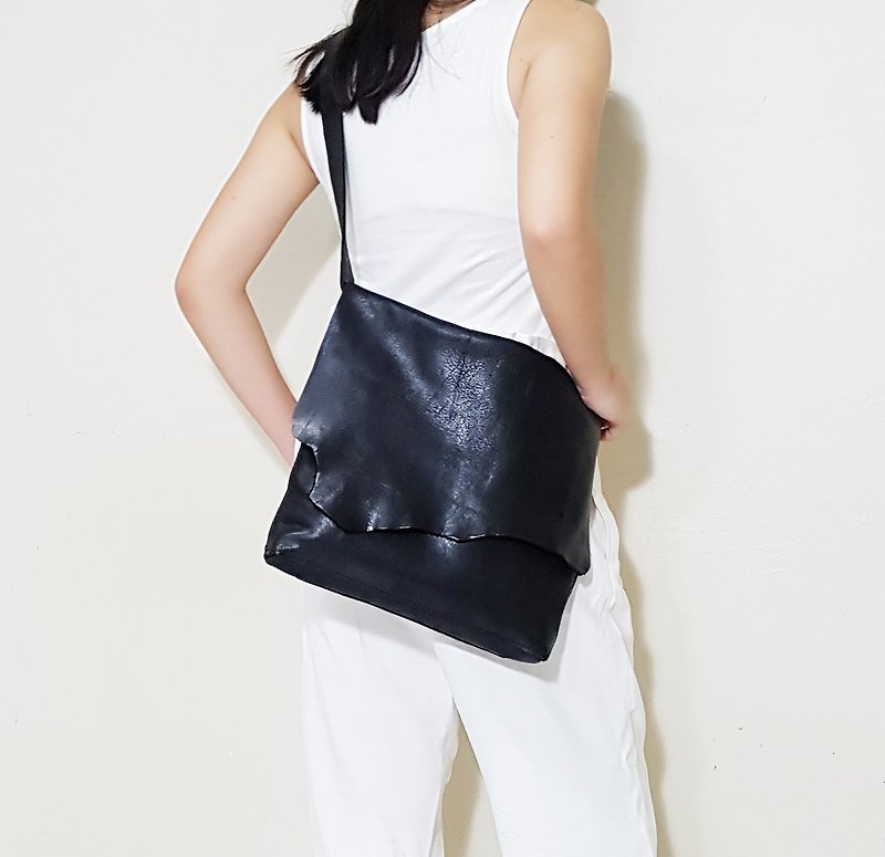 GENUINE LEATHER Black Leather Sling Bag / Shoulder Bag / Simple Bag / Messenger - 侧背包/斜挎包 - 真皮 黑色