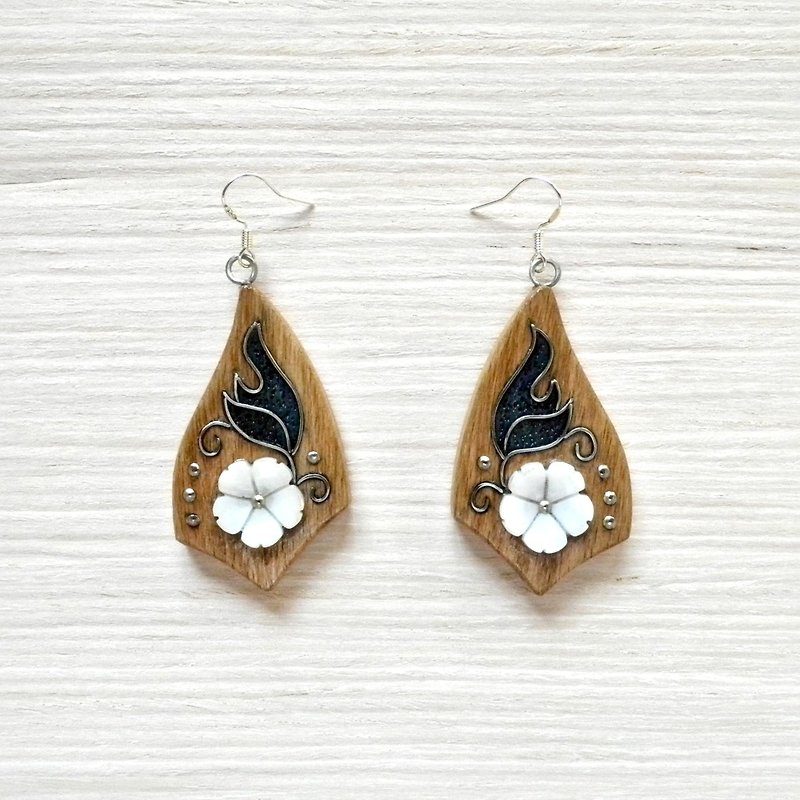 Wooden earrings with white flowers - 耳环/耳夹 - 木头 多色