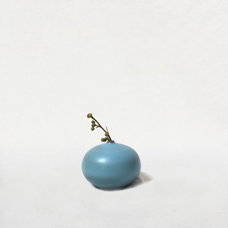 手工陶瓷浅蓝色迷你花器－扁圆型 - 花瓶/陶器 - 陶 蓝色