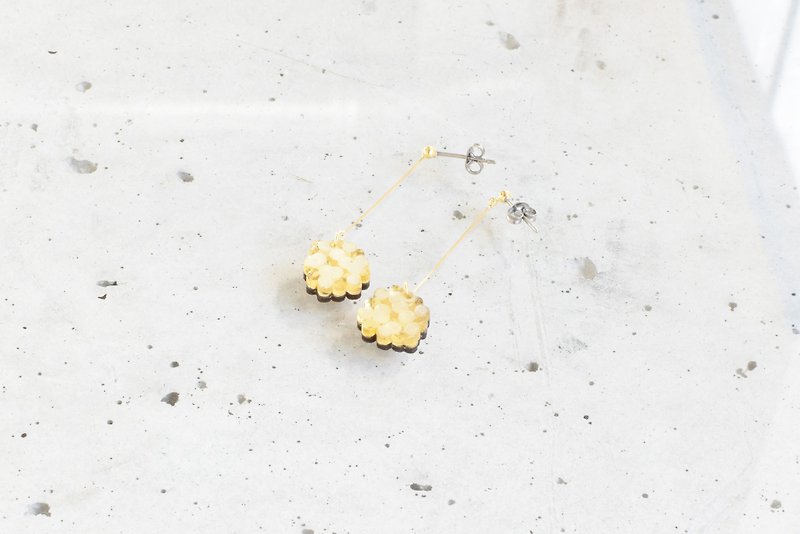 小さなアジサイスイングピアス/GOLD - 耳环/耳夹 - 木头 金色