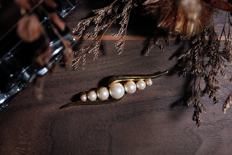 【古董饰品/西洋老件】美国Monet珍珠丝带造型胸针 古董胸针 - 胸针 - 其他金属 金色