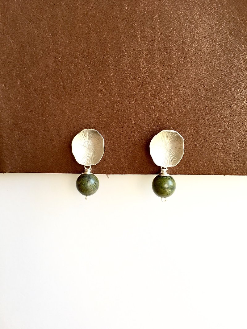 Lotus and chalcopyrite earrings - 耳环/耳夹 - 石头 绿色