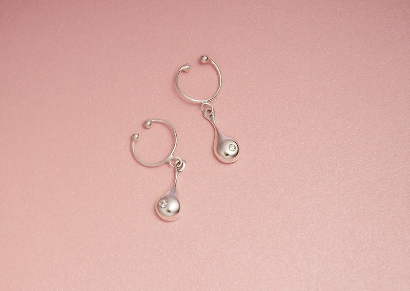 点点滑落的雨滴 / 纯银镶白钻耳环(耳夹式) - 耳环/耳夹 - 宝石 银色