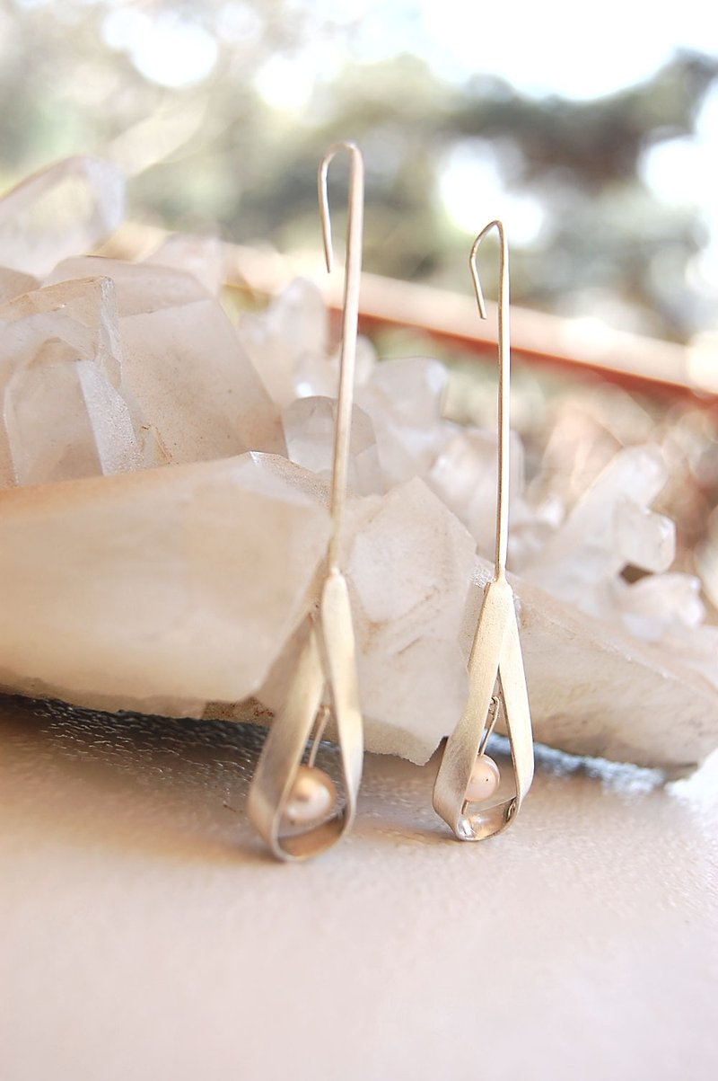 Pearl dangle earrings, pearl long earrings, silver pearl earrings, silver, pearl - 耳环/耳夹 - 银 粉红色