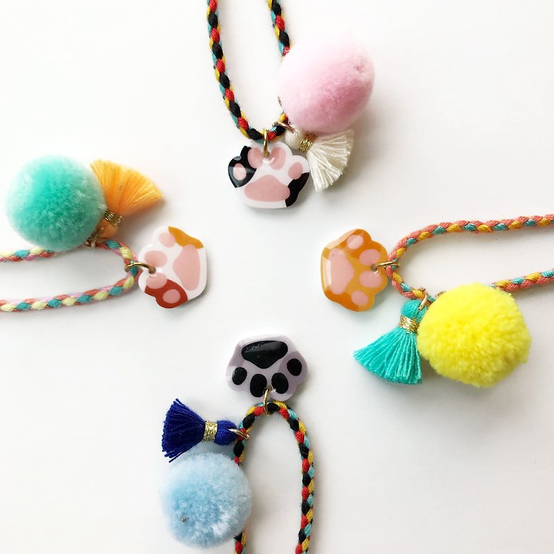 Meow - Style cat paw with tassel and ball of yarn bracelet - 手链/手环 - 塑料 多色