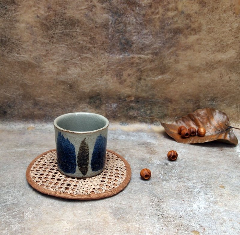 ECOCOLOUR天然染织 植物染 蔺草手作 洋葱皮染色 杯垫 - 杯垫 - 棉．麻 咖啡色