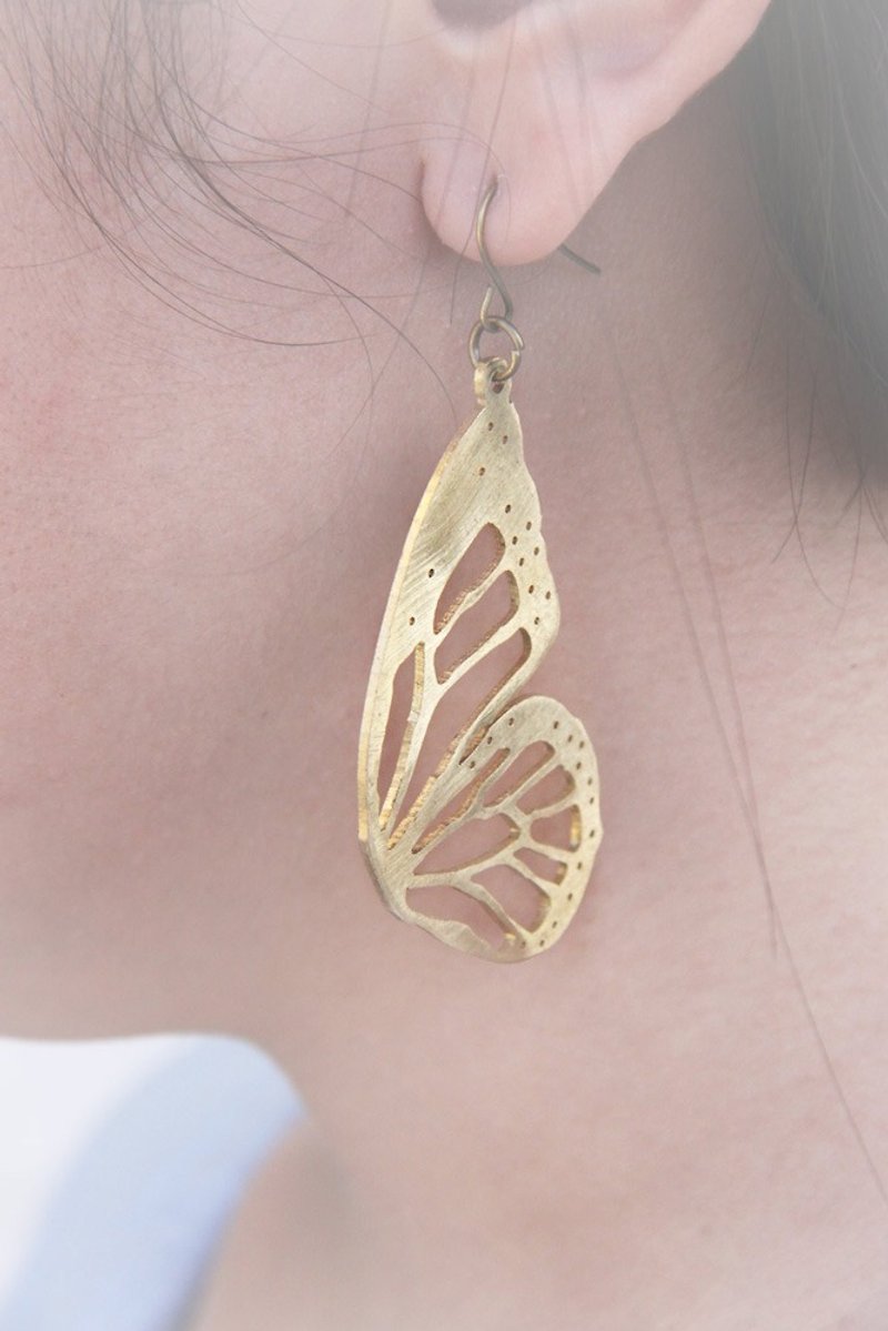 Butterfly Earrings by linen. - 耳环/耳夹 - 铜/黄铜 