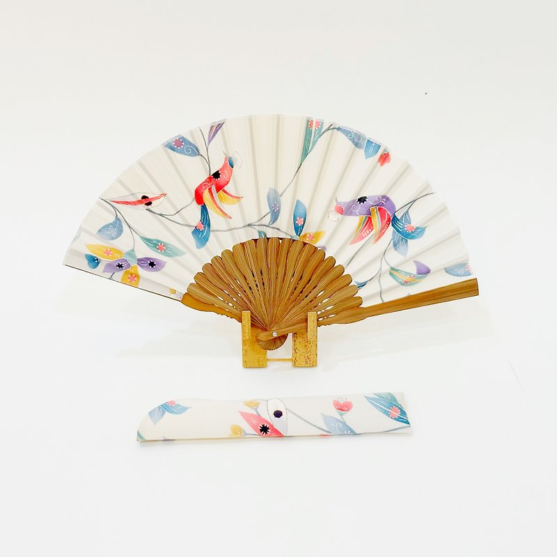 着物扇子　アンティークの絹の着物使用　日本の京都の職人が手仕事で制作　オンリーワン　プレゼントに最適 #60 - 扇子 - 丝．绢 白色