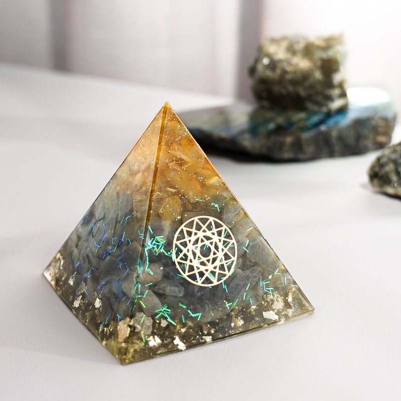 预订【金发晶、拉长石】奥根水晶能量金字塔Orgonite 6x6 cm - 摆饰 - 水晶 多色