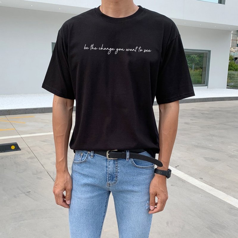be the change you want to see男女短袖T恤 黑色 手工文字格言 - 男装上衣/T 恤 - 棉．麻 黑色